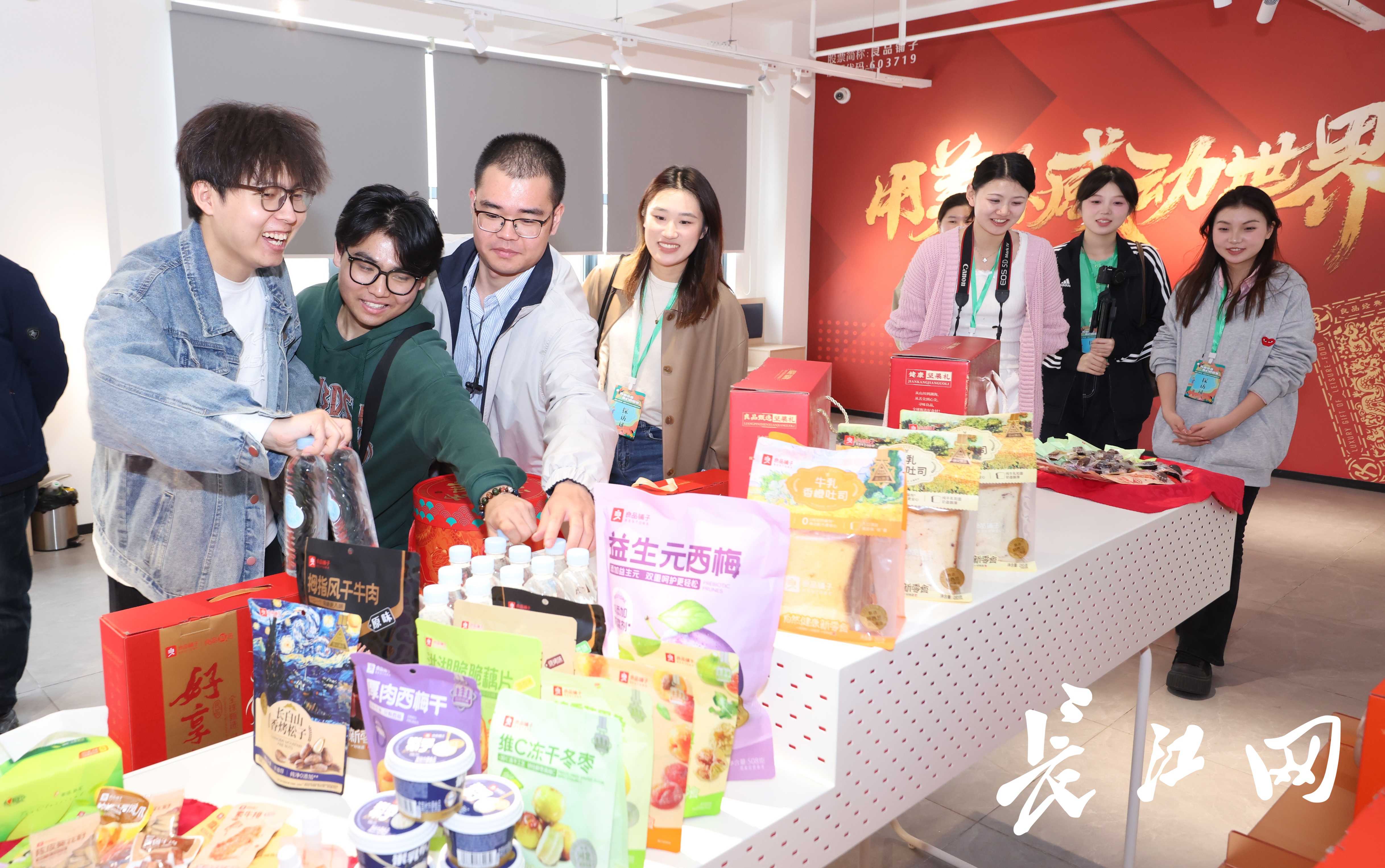 日均發(fā)貨20萬(wàn)單背后的智慧與甜蜜——全國(guó)大學(xué)生社會(huì)實(shí)踐團(tuán)探訪良品鋪?zhàn)又悄芪锪髋c黃驊冬棗的故事